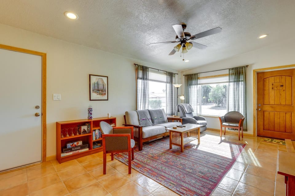 2 Mi to ASU Campus! Game Day Hub w/ Patio House in Tempe