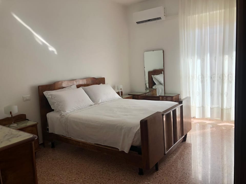 Bedroom, air conditioner