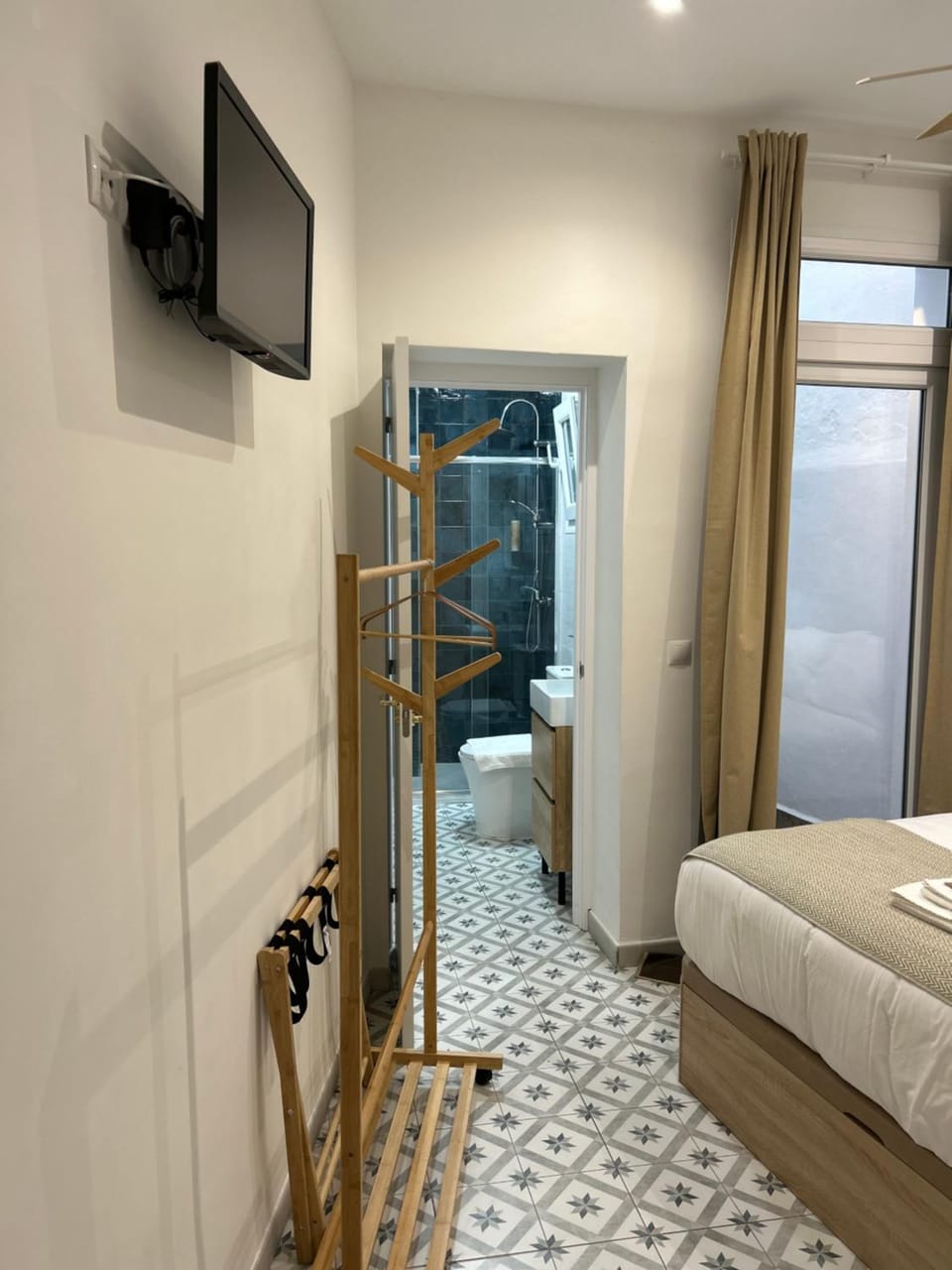 Shower, Bathroom, TV and multimedia