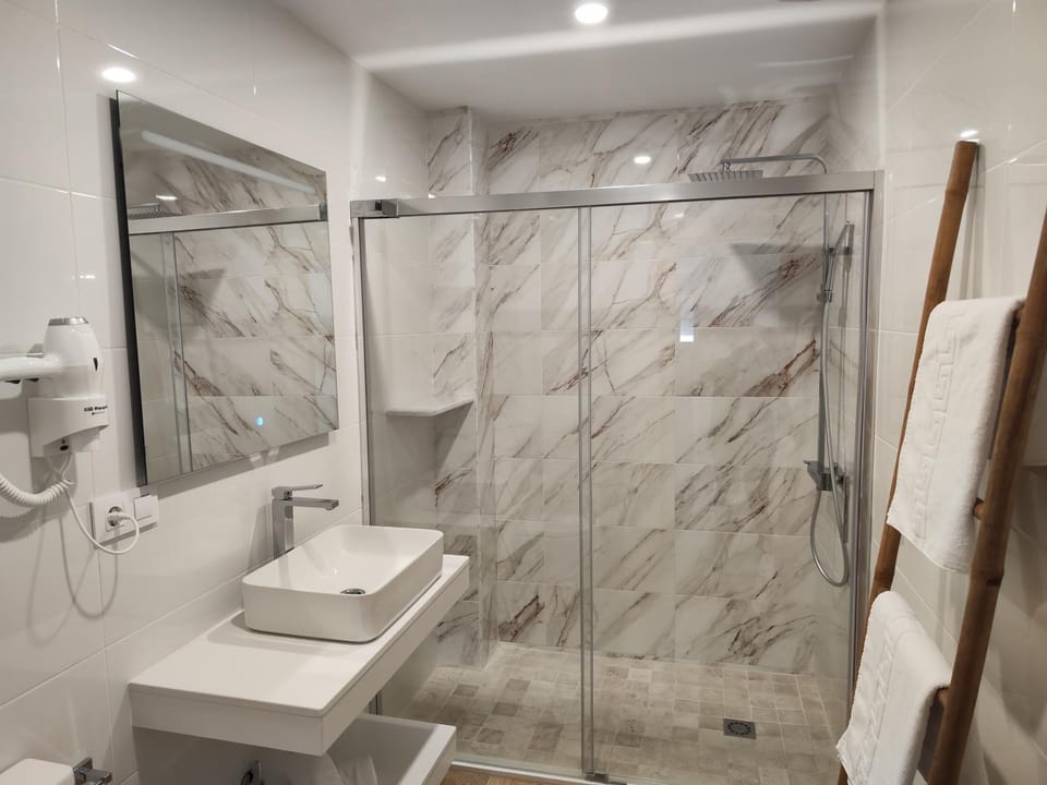 Shower, Bathroom, heating, towels