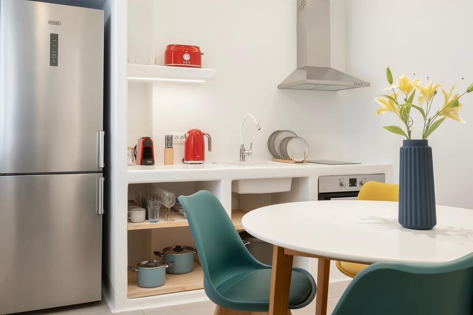 Coffee/tea facilities, Kitchen or kitchenette, Dining area, oven