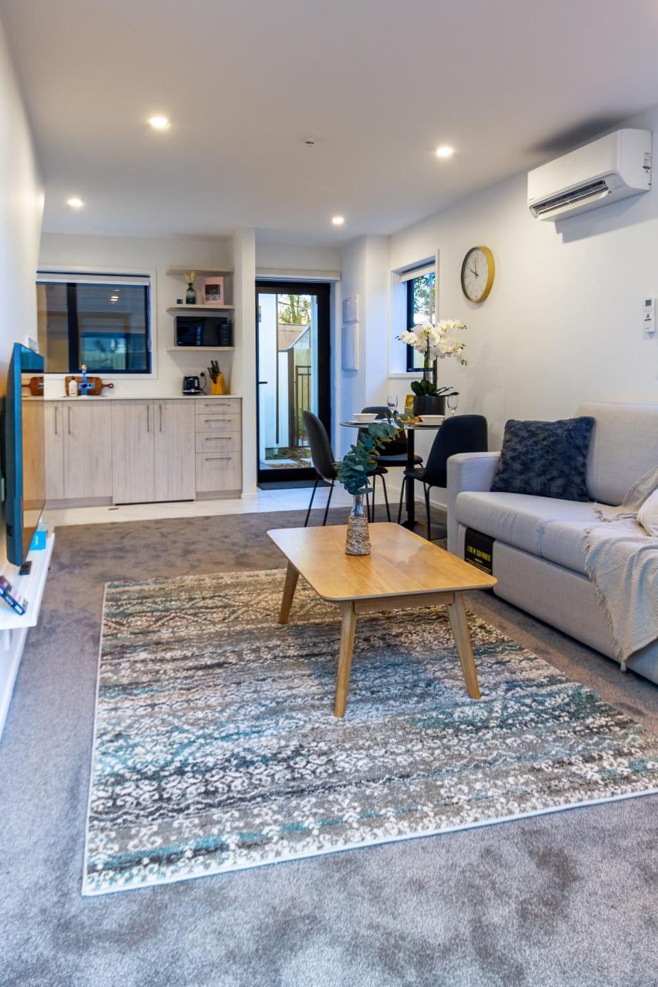 TV and multimedia, Kitchen or kitchenette, Living room, Seating area, minibar, air conditioner