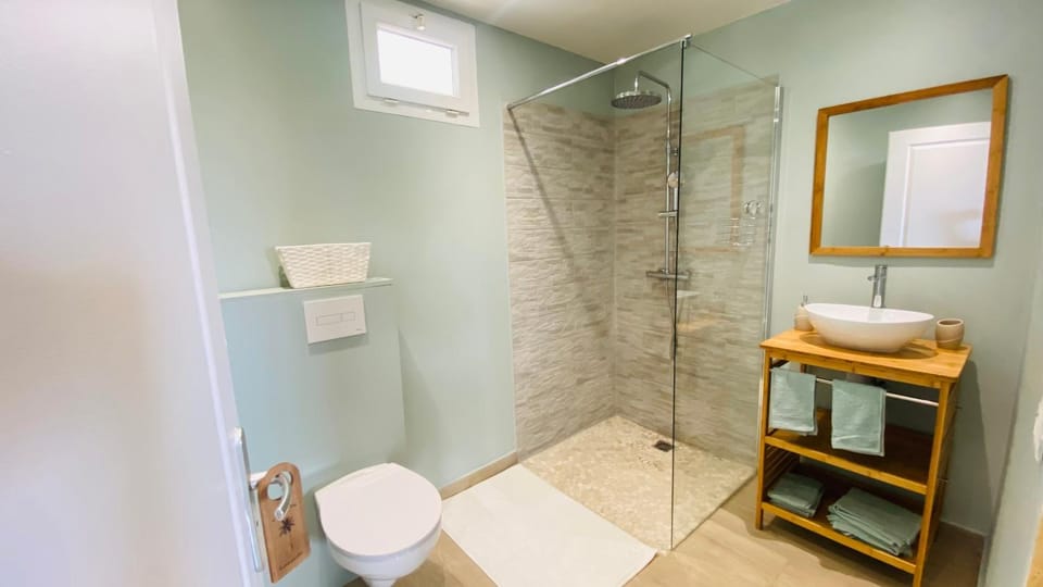 Shower, Toilet, Bathroom, towels