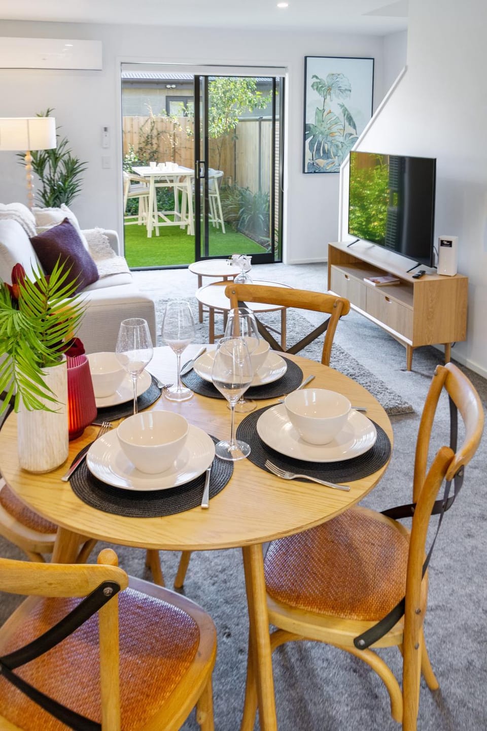 TV and multimedia, Living room, Seating area, Dining area