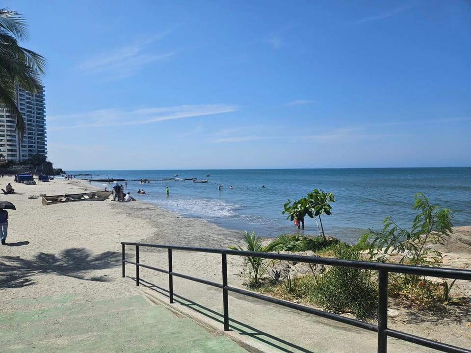 Apartamento con piscina cerca al mar Amoblado Rodadero Sur Apartment in Gaira