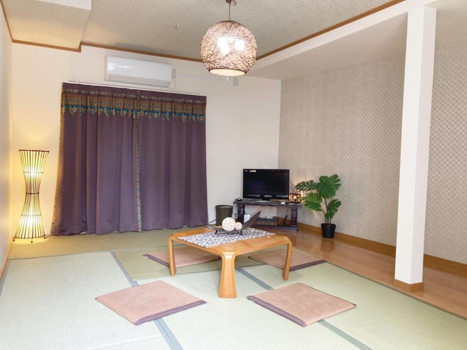 TV and multimedia, Photo of the whole room, young children, older children, furniture, air conditioner