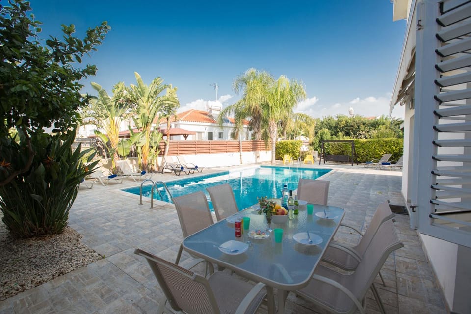 Garden, Seating area, Swimming pool