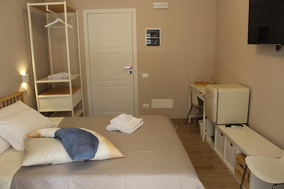 Photo of the whole room, Bedroom, oven, wardrobe