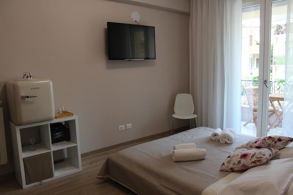 Bed, TV and multimedia, Photo of the whole room, Bedroom