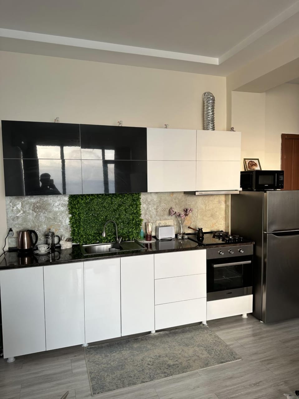 Coffee/tea facilities, Kitchen or kitchenette, oven, stove