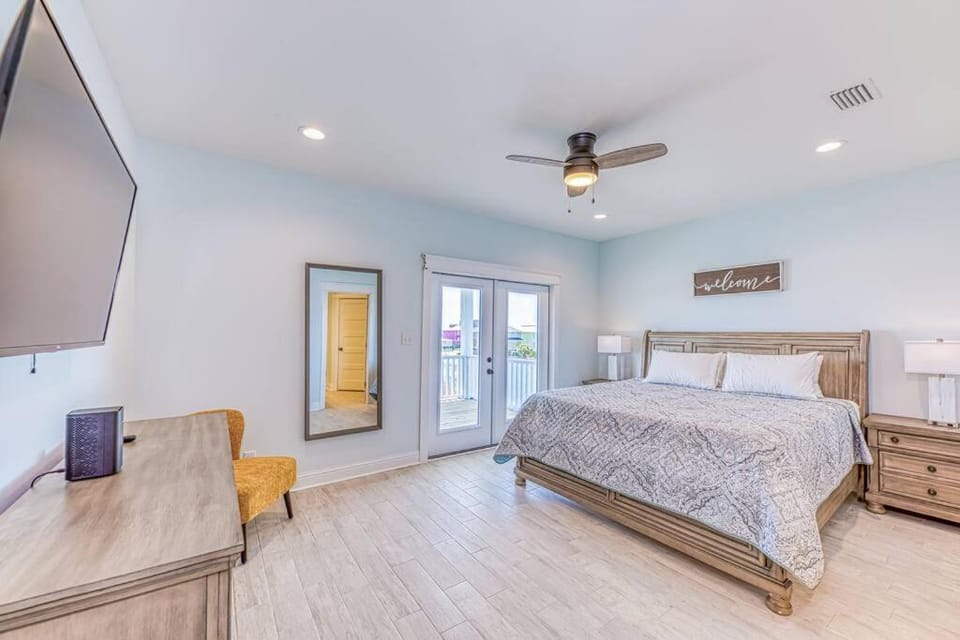 The Beach Fox- Sleeps 26- Walk to the Beach! House in West Beach