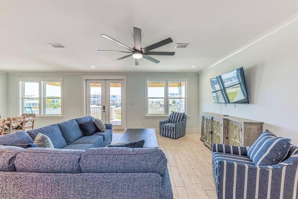 The Beach Fox- Sleeps 26- Walk to the Beach! House in West Beach
