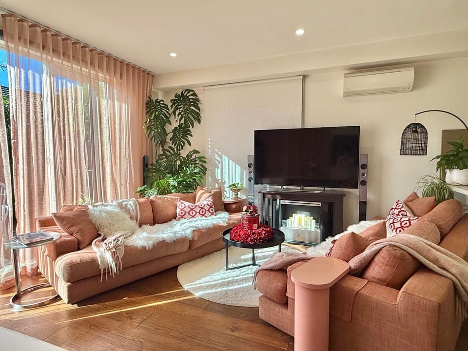 TV and multimedia, Living room, Seating area, Evening entertainment, air conditioner