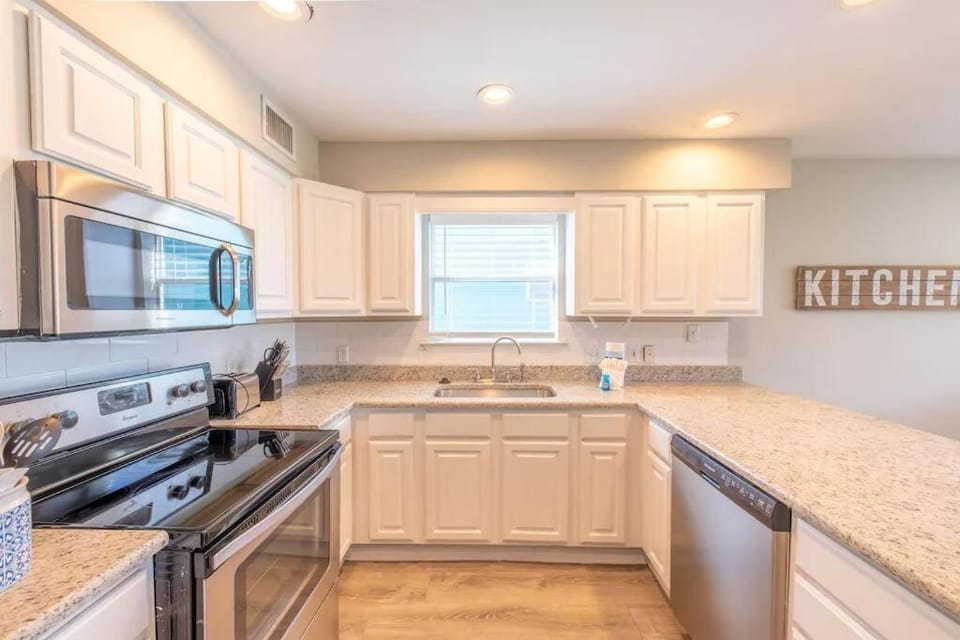 The Herron, Sleep 20, Walk beach Villa in West Beach