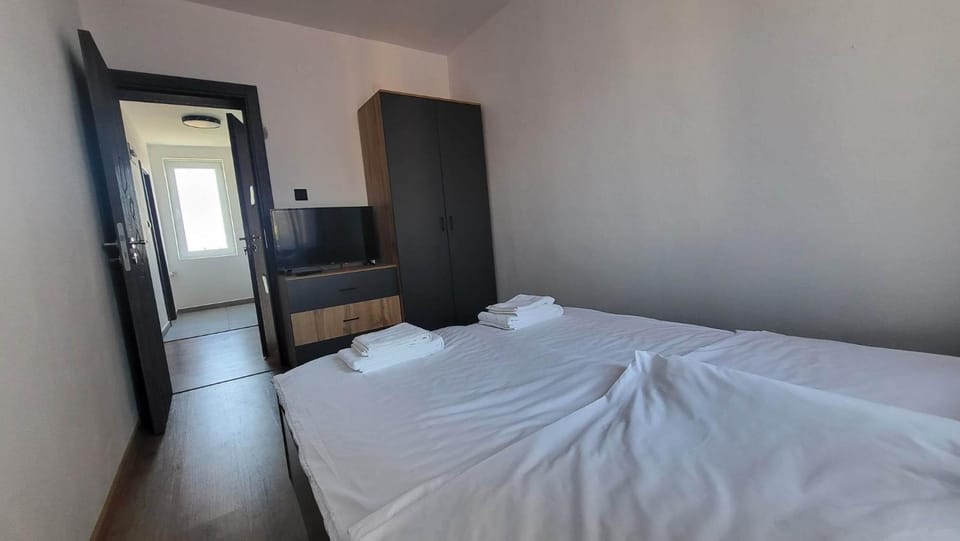 Bed, TV and multimedia, Photo of the whole room, Bedroom, hair dresser, wardrobe