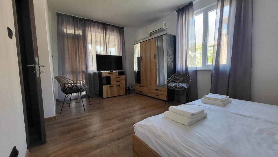 Bed, TV and multimedia, Photo of the whole room, Bedroom, hair dresser, towels, wardrobe