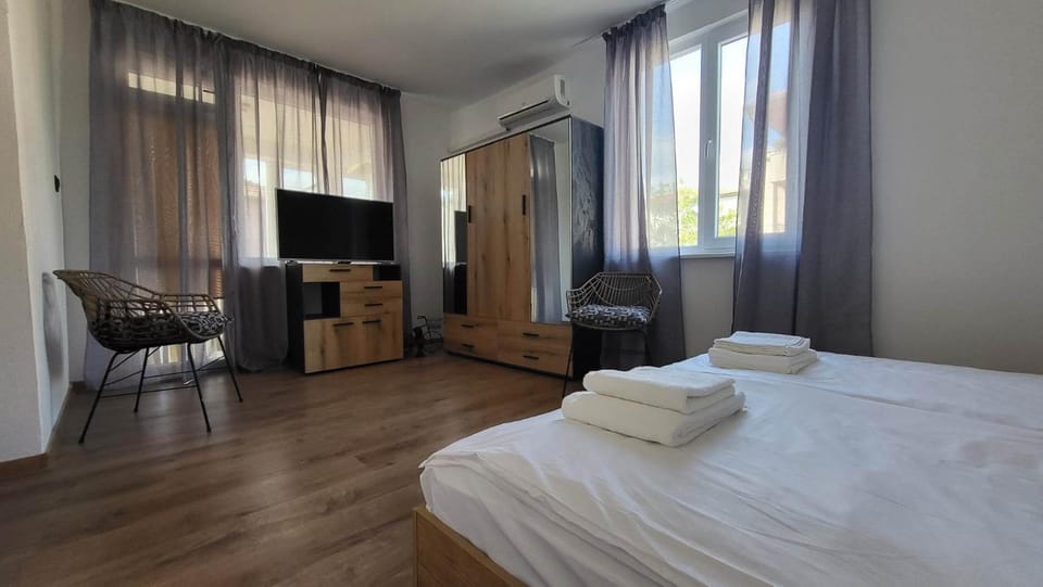 Bed, TV and multimedia, Photo of the whole room, Seating area, Bedroom, hair dresser, towels, wardrobe