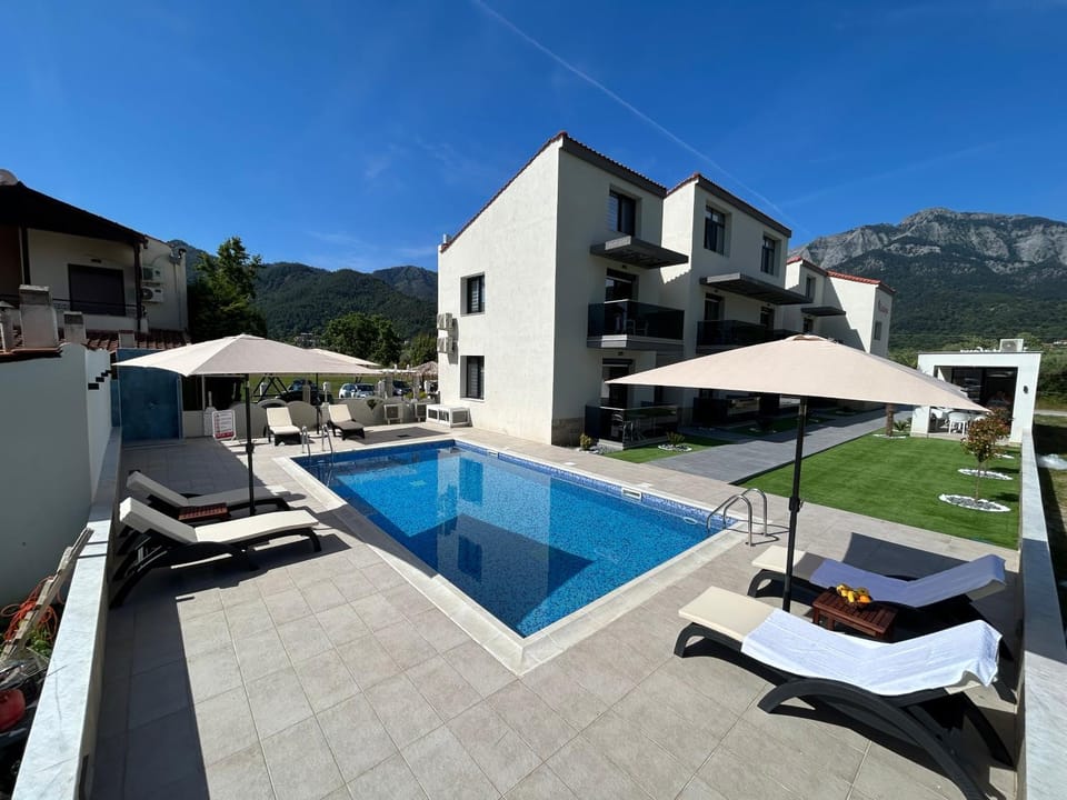 Swimming pool, Swimming pool