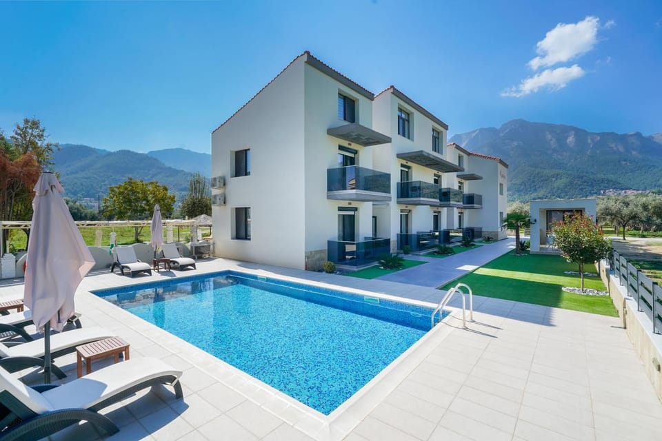 Property building, Day, Natural landscape, Mountain view, Swimming pool, sunbed