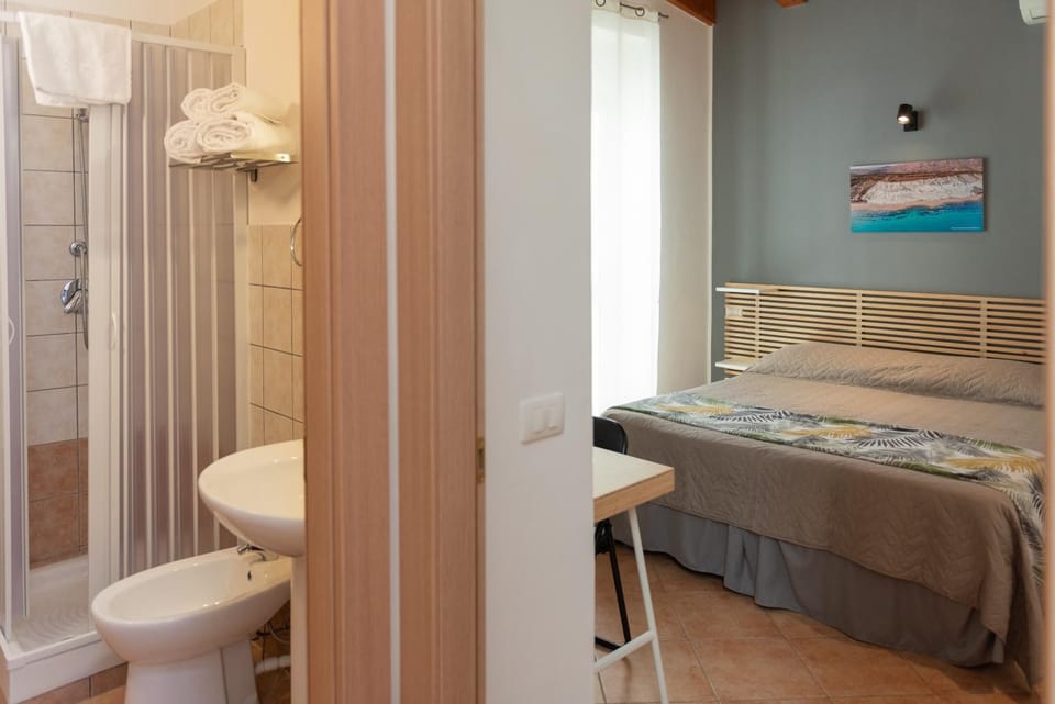 Shower, Toilet, Bed, Bathroom, Photo of the whole room, Bedroom, towels