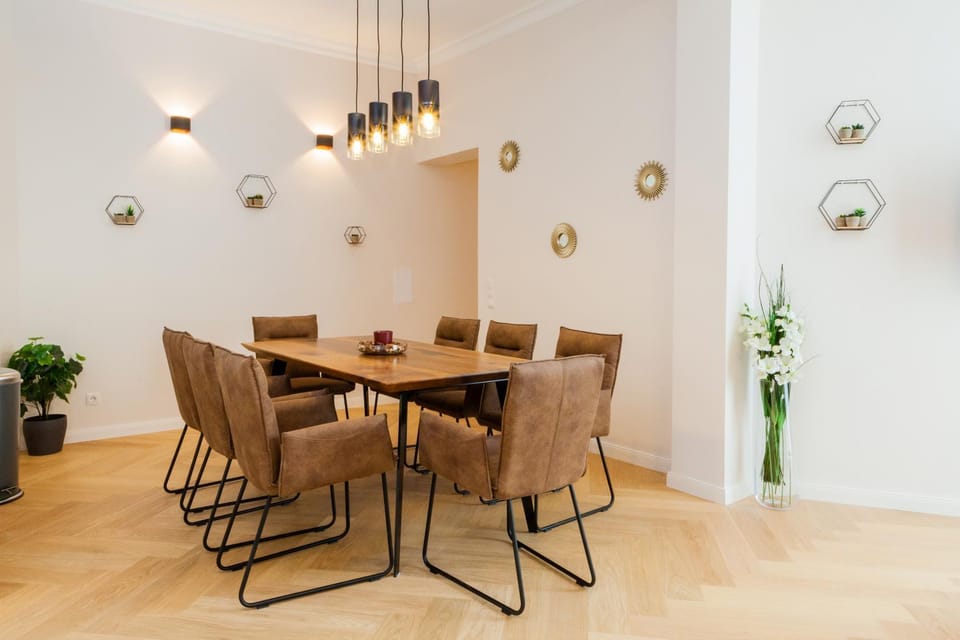 Seating area, Dining area