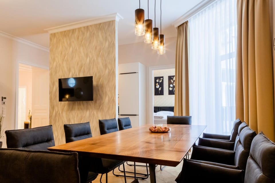 TV and multimedia, Living room, Seating area, Dining area
