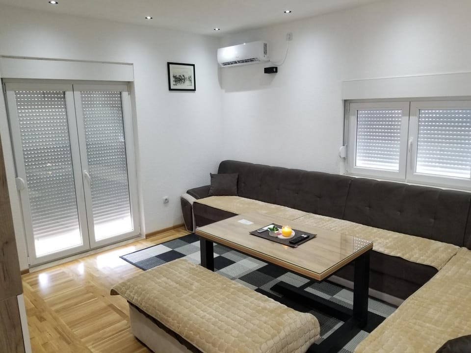 Living room, Seating area, air conditioner