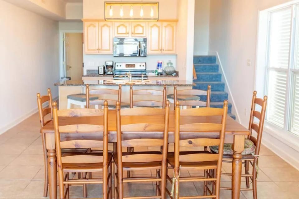 The Salty Fox, pool, sleeps 26, walk to beach Villa in West Beach