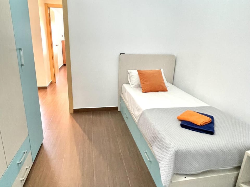 APARTBEACH EUROPEOS JUNTO PLAYA CLIMATIZADO CON GRAN TERRAZA y MUY LUMINOSO Apartment in La Pineda