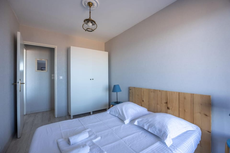 Bed, Photo of the whole room, Bedroom, towels, wardrobe