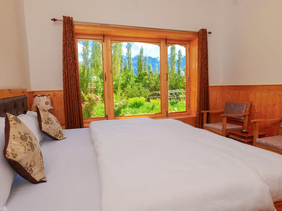 Bed, Photo of the whole room, Bedroom, Garden view