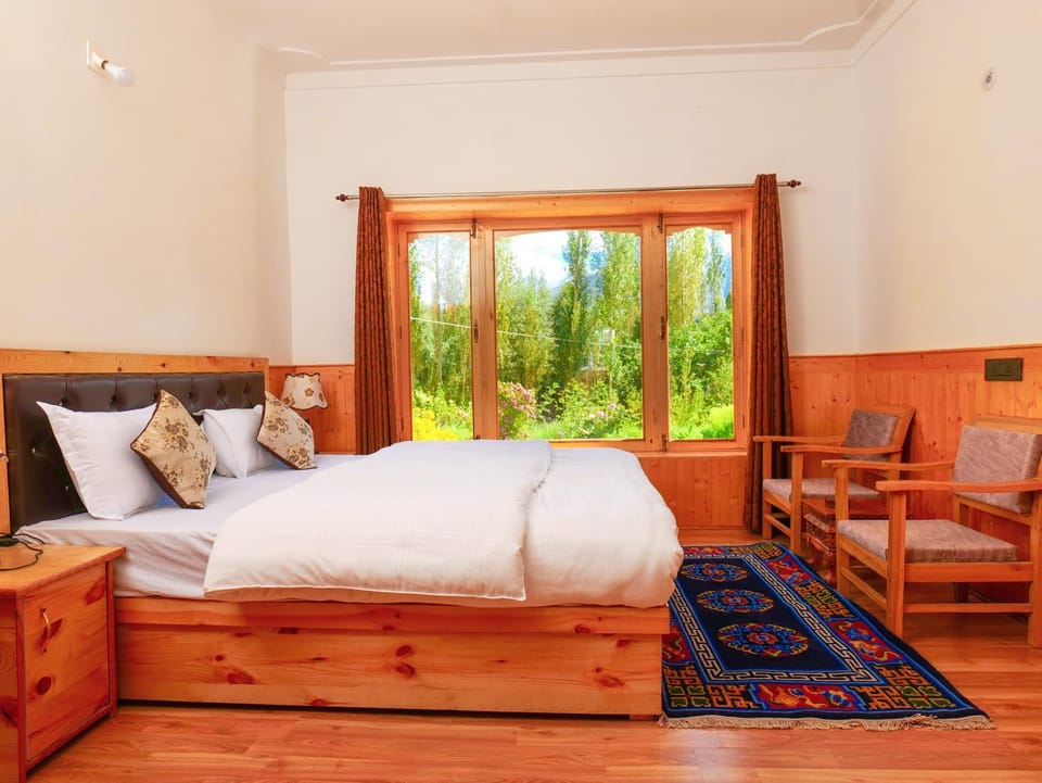 Bed, Photo of the whole room, Seating area, Garden view
