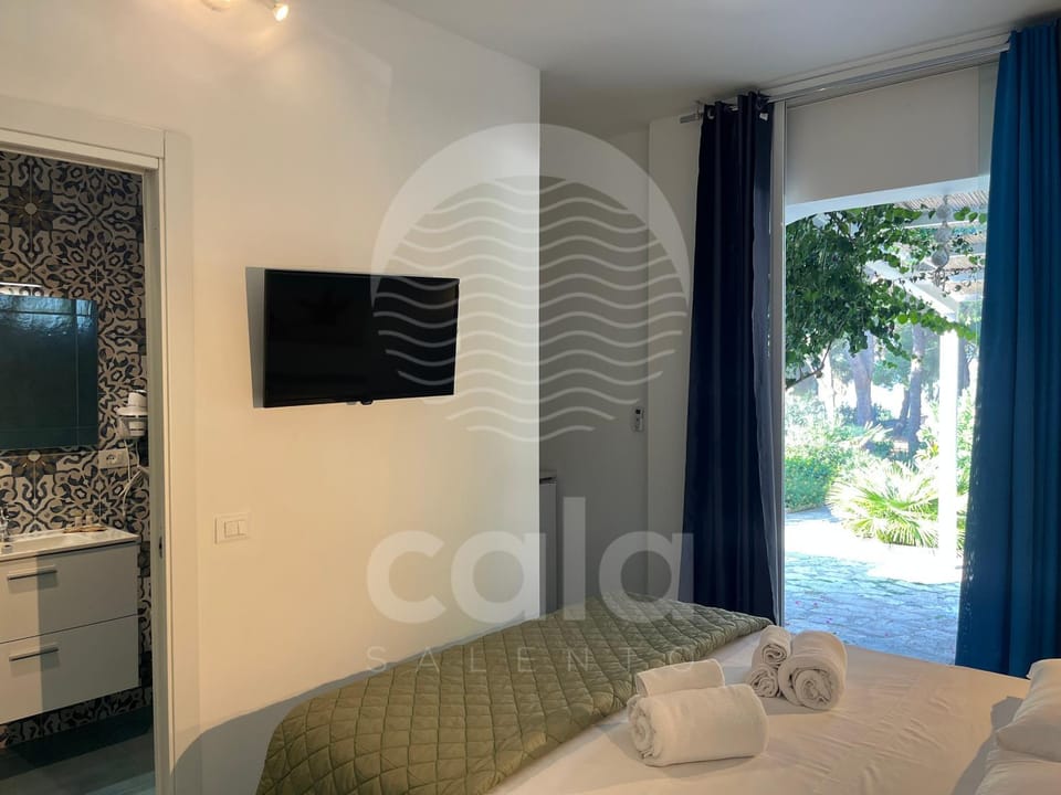 Bed, TV and multimedia, Photo of the whole room, Bedroom, towels