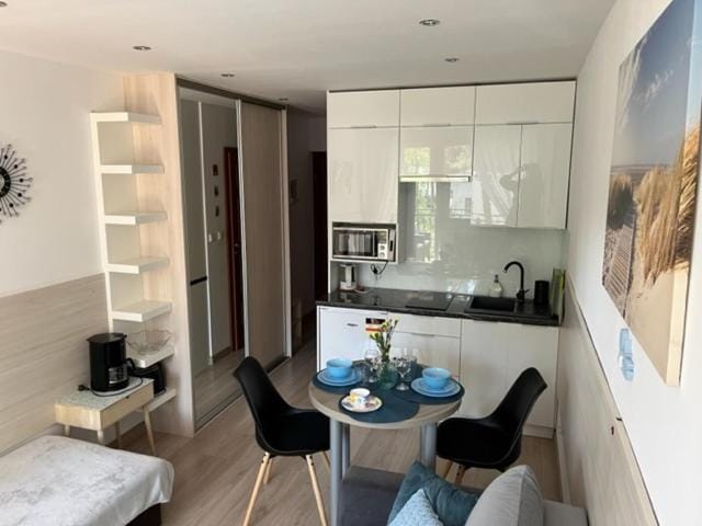 Coffee/tea facilities, Kitchen or kitchenette, Living room, Dining area, minibar, pet friendly, stove, toaster