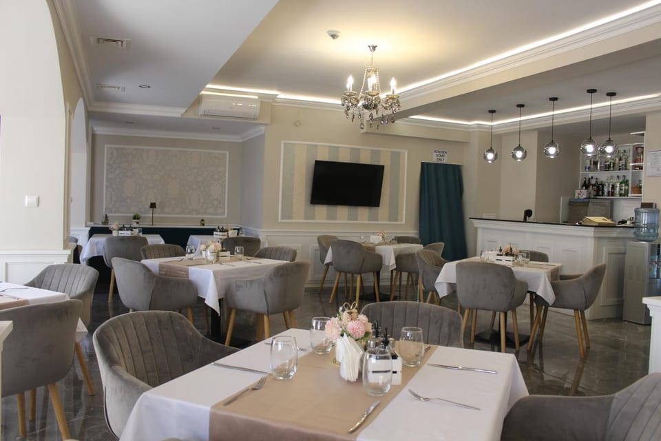 Restaurant/places to eat, Food and drinks, Banquet/Function facilities
