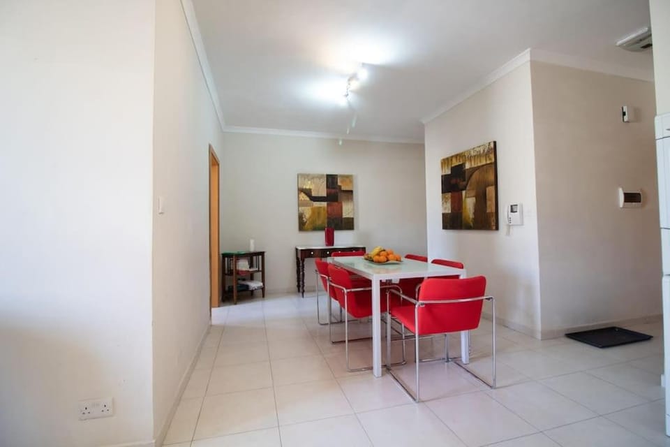 Kitchen or kitchenette, Seating area, Dining area