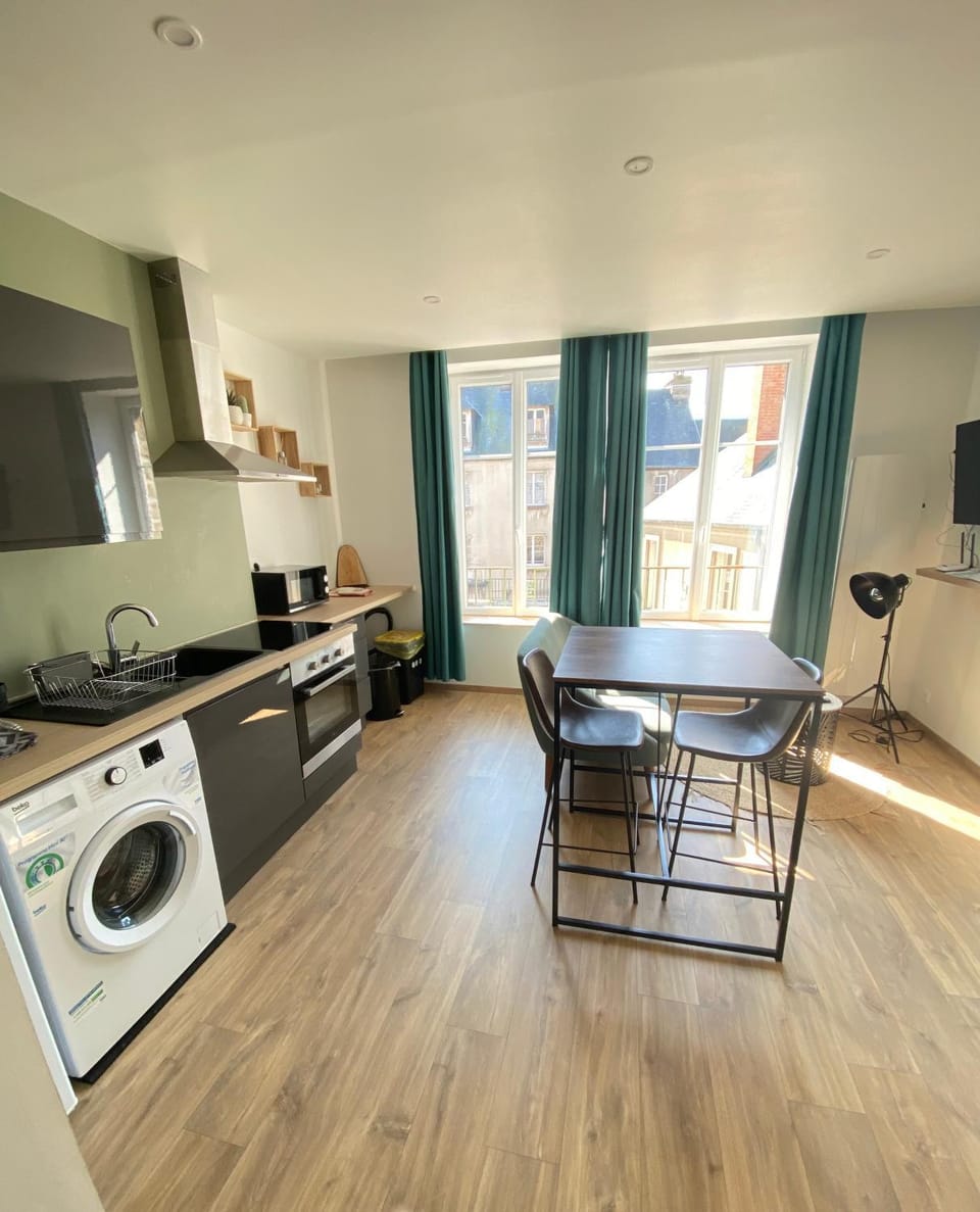 Joli appartement F2 plein centre Coutances Apartment in Normandy