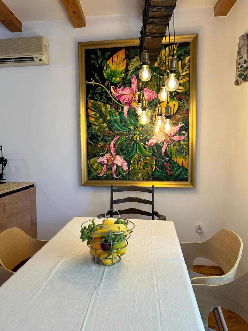 Living room, Decorative detail, Seating area, Dining area