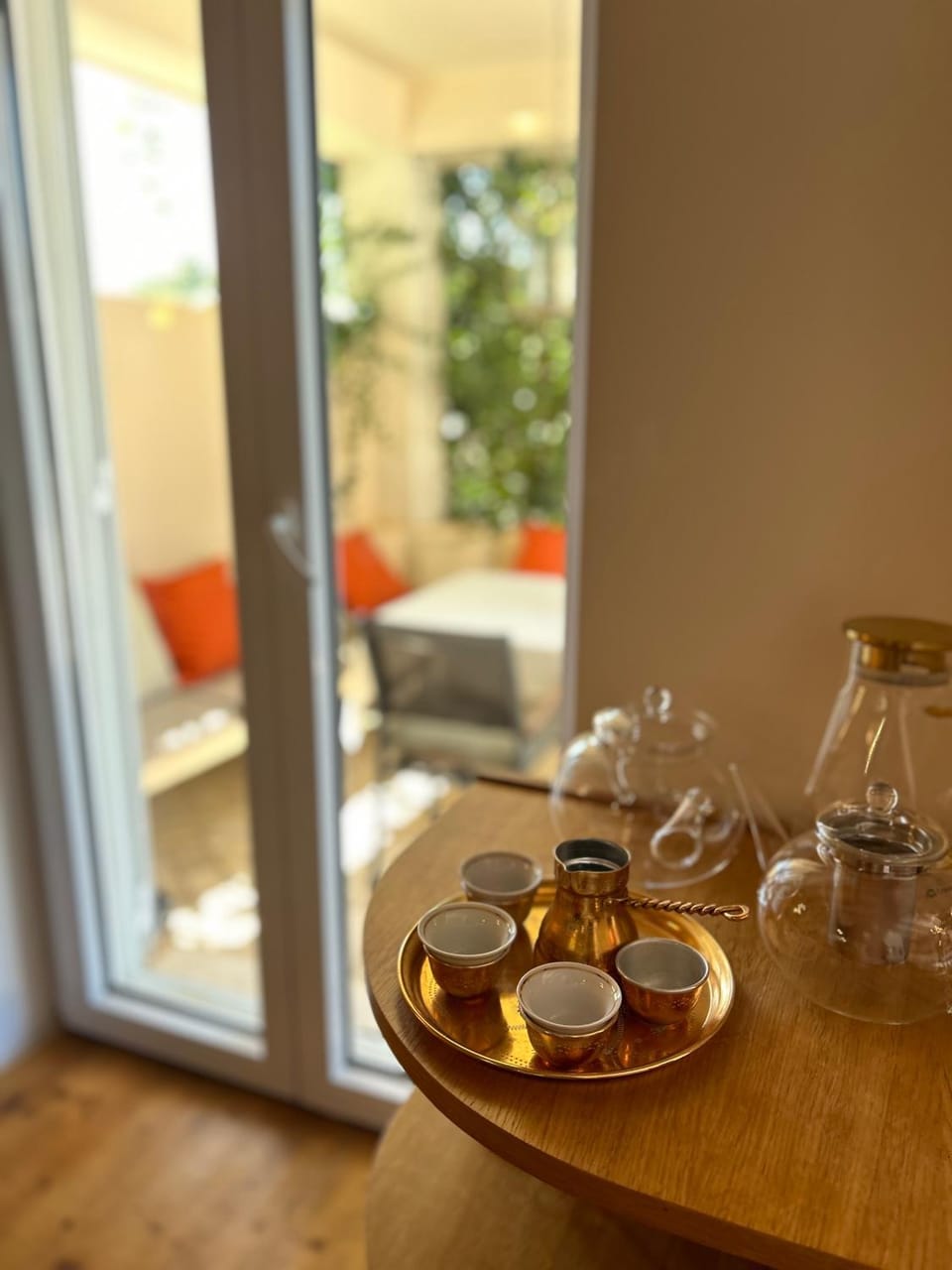 Coffee/tea facilities, Kitchen or kitchenette, Living room, Seating area, Dining area