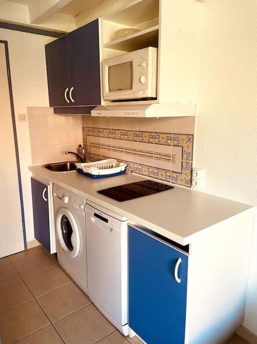 Kitchen or kitchenette, dishwasher, washing machine