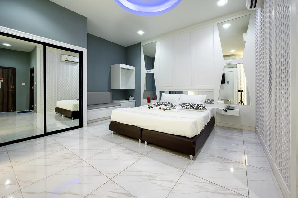 Crystal Hotel โรงแรมคริสตัล Inn in Rayong, Mueang Rayong District, Rayong, Thailand