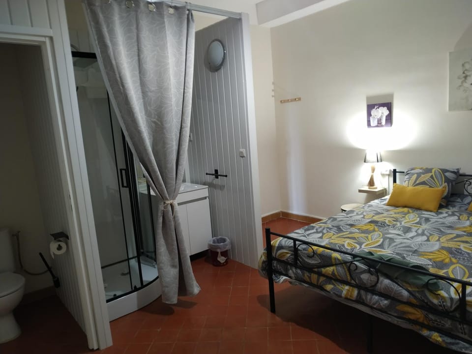 Shower, Bed, Photo of the whole room, Bedroom, towels