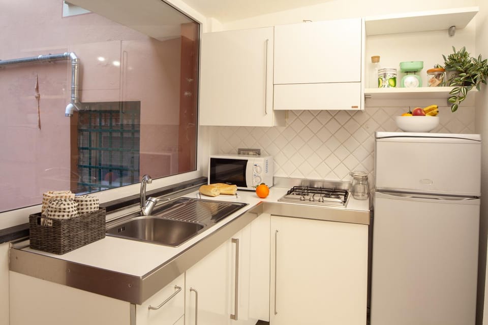 Kitchen or kitchenette, minibar