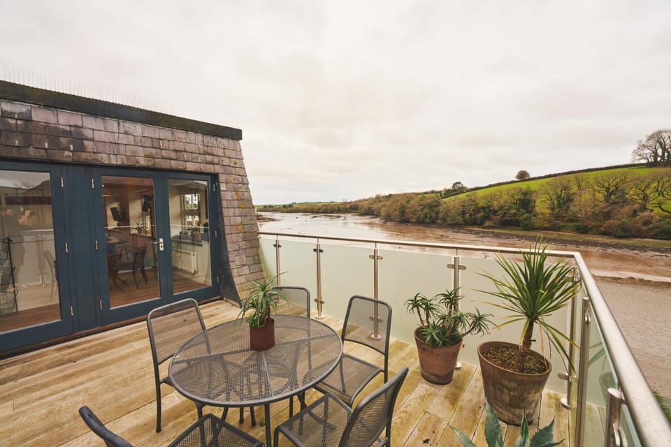 Property building, Patio, River view