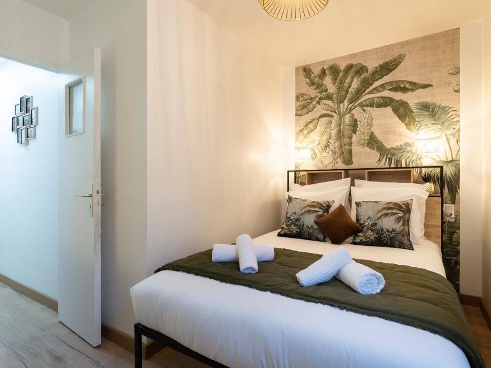 Bed, Photo of the whole room, Bedroom, towels