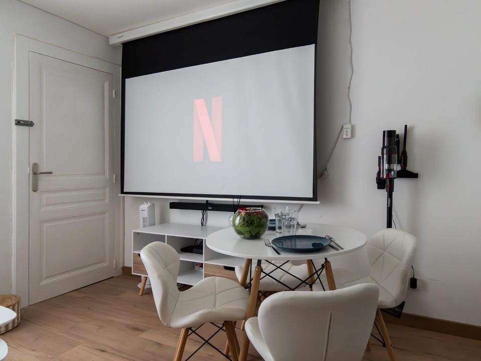 Facade/entrance, TV and multimedia, Living room, Seating area, Dining area