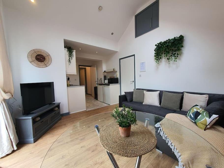 One Bedroom Private Garden Apartment BY PROPERTY PROMISE Apartment in Cardiff