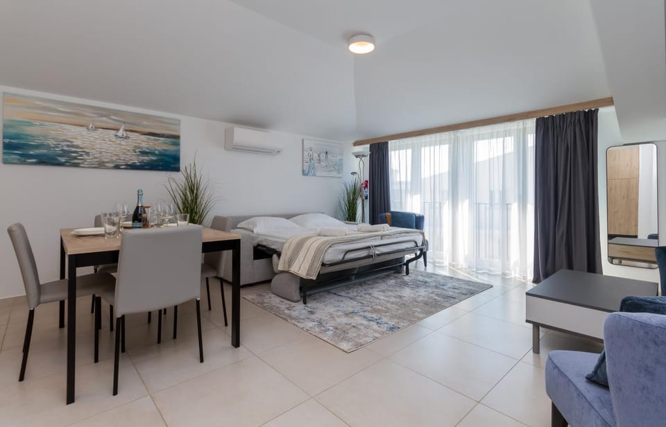 Bed, Living room, Seating area, Dining area, Bedroom, air conditioner
