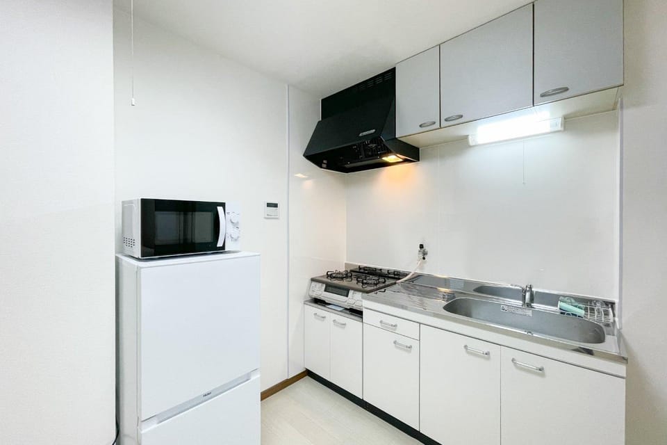 Kitchen or kitchenette, minibar, stove