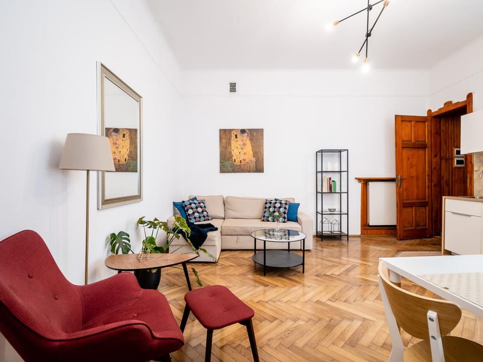 TV and multimedia, Kitchen or kitchenette, Living room, Seating area, Dining area